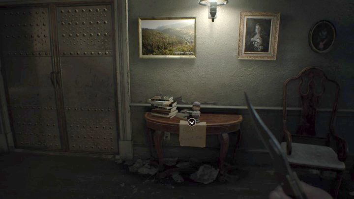 Łatwa do zaobserwowania figurka w głównym hallu - Resident Evil 7: Główny dom, piwnica - mapa, sekrety - Resident Evil 7 - poradnik, solucja