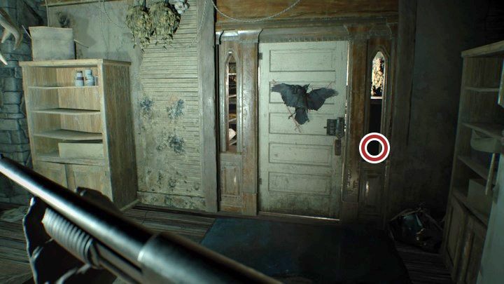 W przejściu do schowku koło drzwi zobaczysz pana Wszędobylskiego - Resident Evil 7: Główny dom, piwnica - mapa, sekrety - Resident Evil 7 - poradnik, solucja