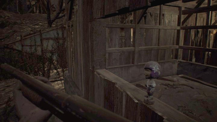 Jedna z figurek, na oknie szopy - Resident Evil 7: Kopalnia soli (Salt Mine) - solucja - Resident Evil 7 - poradnik, solucja