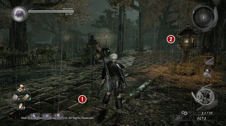 Ścieżkę patroluje jeden wojownik [1], a dwóch kolejnych spotkasz przy bramie [2] na końcu dziedzińca - NiOh: Uśpiony kamień dusz (The Spirit Stone Slumbers) - solucja, opis przejścia - NiOh - poradnik do gry
