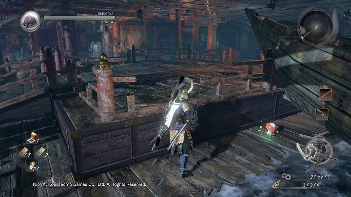 Przed sobą za widocznym na obrazku tarasem znajdziesz kolejnego Kodamę - NiOh: Ocean znów ryczy (The Ocean Roars Again) - solucja, opis przejścia - NiOh - poradnik do gry