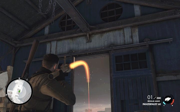 Ze środka niebieskiego budynku możesz trafić prosto w działo - Zniszcz drugie działo i trzeci reflektor w lokacji Stocznia Lorino - Sniper Elite 4 - poradnik do gry