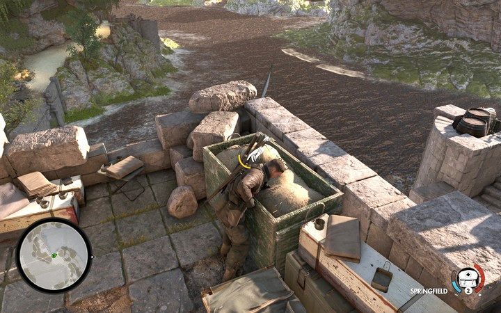 Skrzynie mogą zostać przeszukane w poszukiwaniu przydatnych gadżetów i amunicji - Informacje o zadaniu | Wyspa San Celini - Misja 1 | Sniper Elite 4 - Sniper Elite 4 - poradnik do gry