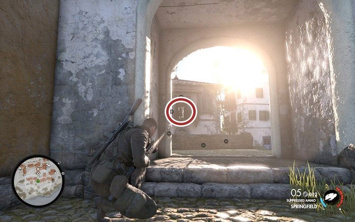 Opcjonalnie możesz wykończyć cel niepostrzeżenie z broni krótkiej - Zabójstwo oficerów w San Celini | Sniper Elite 4 - Sniper Elite 4 - poradnik do gry