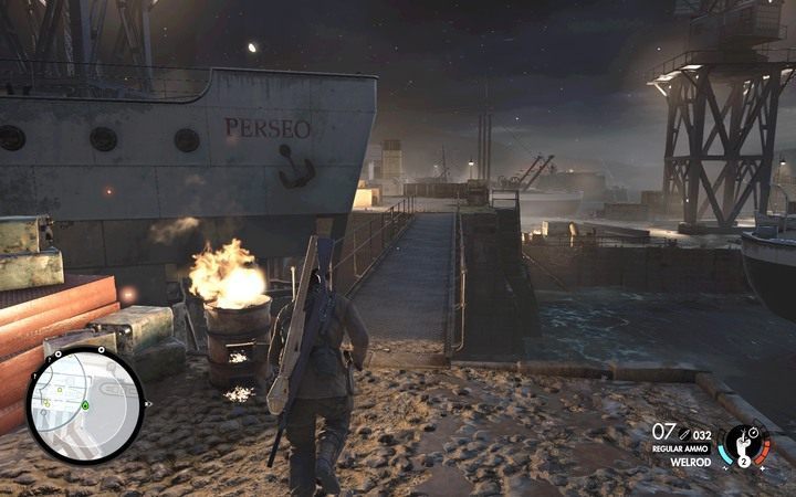 Przebiegnij od magazynu na centralną część portu, potem do oznaczonego budynku - Poznaj zawartość transportów w lokacji Stocznia Lorino | Sniper Elite 4 - Sniper Elite 4 - poradnik do gry