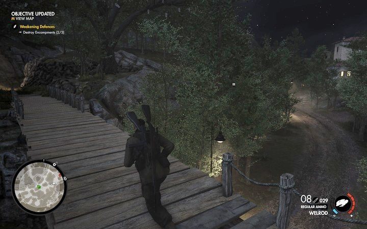 Droga za drewnianym mostem jest w pełni bezpieczna - bez przeciwników, bez pułapek - I i II działo, sejf Rothbauera w lokacji Willa Giovi Fiorini | Sniper Elite 4 - Sniper Elite 4 - poradnik do gry