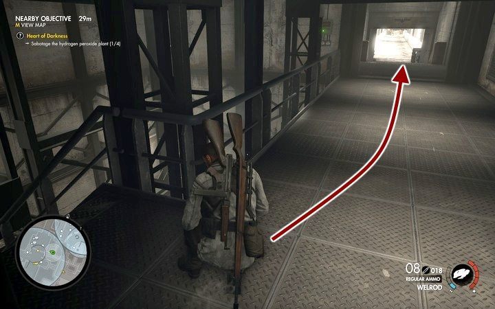 Korytarz prowadzi na zewnątrz, a na jego końcu co jakiś czas wychyla się snajper - V zbiornik, III i IV rakieta w lokacji Allagryjska Forteca | Sniper Elite 4 - Sniper Elite 4 - poradnik do gry