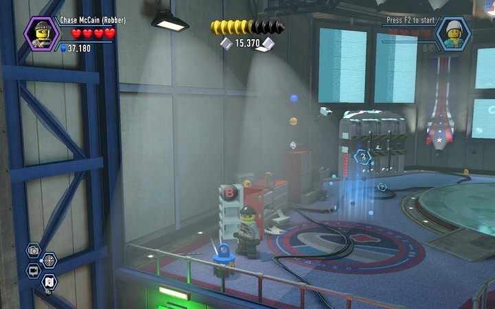Zbierz trzy obiekty i umieść je w generatorze po prawej stronie pokoju - Hangar | Rozdział 7 w Lego City: Tajny Agent - LEGO City: Tajny Agent - poradnik do gry
