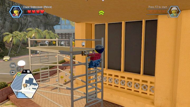 Wędrówkę do góry rozpoczniesz od wejścia po rusztowaniu - Droga do hotelu | Rozdział 11 w Lego City: Tajny Agent - LEGO City: Tajny Agent - poradnik do gry