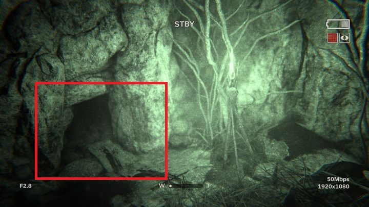 Po lewej znajdziesz małą skalną nieckę, a w niej tunel, do którego musisz się wczołgać - Zejście | Opis przejścia | Outlast 2 - Outlast 2 - poradnik do gry
