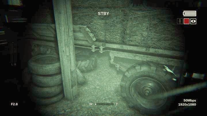 W pierwszej kolejności obejdź przyczepę z sianem po prawej i ukryj się pod nią - Pola | Opis przejścia Outlast 2 - Outlast 2 - poradnik do gry