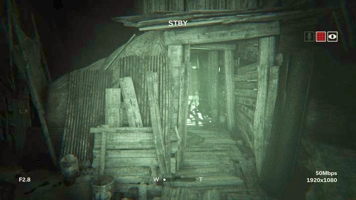 W przystępnym miejscu zeskocz na dół i udaj się w kierunku otwartych drzwi - Rynek Bramy Świątynnej | Opis przejścia Outlast 2 - Outlast 2 - poradnik do gry