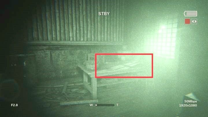 Oprawcy dalej cię gonią więc biegnij prosto do budynku i po wejściu do niego zarygluj za sobą drzwi - Droga do kopalni | Opis przejścia Outlast 2 - Outlast 2 - poradnik do gry