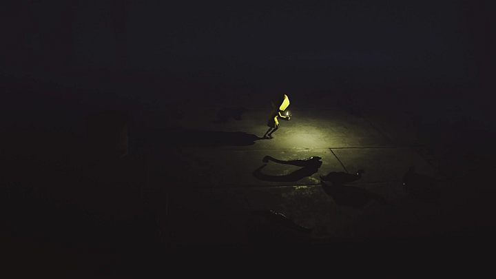 Koniecznie nie możesz nadepnąć na żadnego robaka, bo doprowadzi to do śmierci bohatera. - Little Nightmares: Upadek w dół - solucja, opis przejścia - Little Nightmares - poradnik do gry
