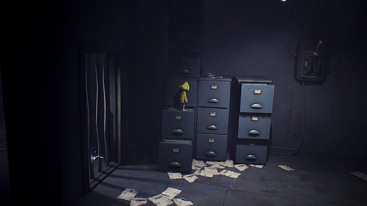 Stwórz z szuflad przejście i wskocz na dźwignię - Little Nightmares: Przejście przez kratę pod napięciem - solucja, opis przejścia - Little Nightmares - poradnik do gry
