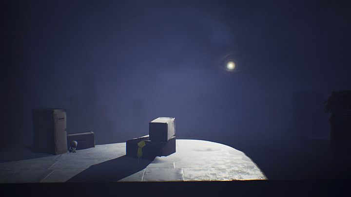 Najpierw schowaj się za skrzynie, poczekaj na wózek i idź koło niego, by chować się w cieniu. - Little Nightmares: Przejście przez kratę pod napięciem - solucja, opis przejścia - Little Nightmares - poradnik do gry
