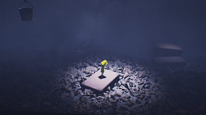 Twoim zadaniem jest szybko wskakiwać na kolejne walizki, by uniknąć złapania przez tajemnicze coś. - Little Nightmares: Pokój z butami i pomieszczenie z zabawkami - solucja - Little Nightmares - poradnik do gry
