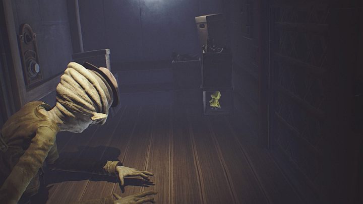 Ukryj się w skrzynce, a istota cię nie znajdzie. - Little Nightmares: Pokój z butami i pomieszczenie z zabawkami - solucja - Little Nightmares - poradnik do gry