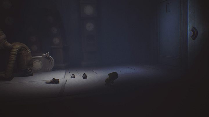 Poczekaj, aż istota będzie ogłuszona, podnieś but i ciśnij nim w przycisk. - Little Nightmares: Pokój z zegarami i biblioteka - solucja, opis przejścia - Little Nightmares - poradnik do gry