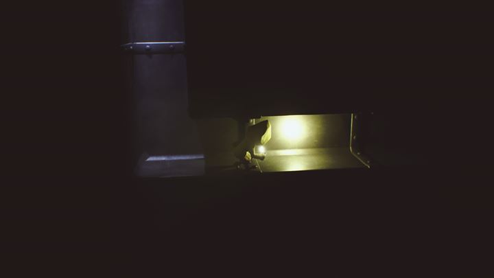 Idź szybem, aż dotrzesz do pokoju z hakami.. - Little Nightmares: 1 spotkanie z kucharzem - solucja, opis przejścia - Little Nightmares - poradnik do gry