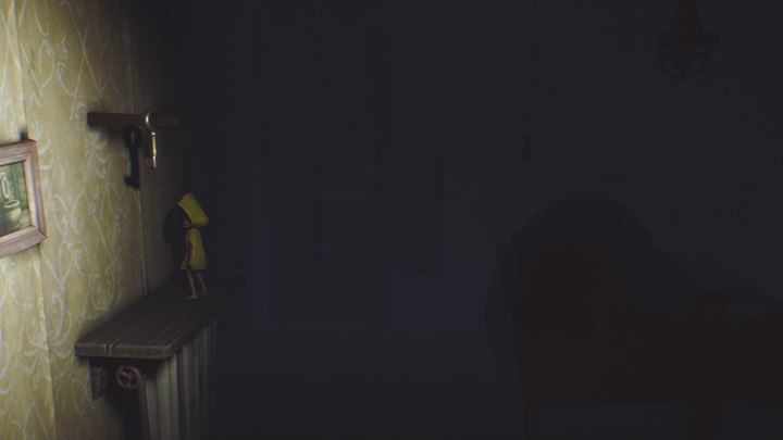 Ściągnij klucz i szybko schowaj się pod łóżko. - Little Nightmares: Zdobycie klucza z sypialni i wizyta w chłodni - solucja - Little Nightmares - poradnik do gry