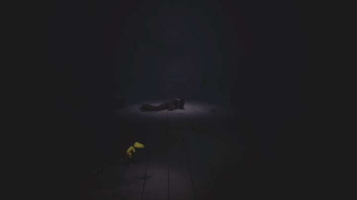 Idź do kobiety i pozwól bohaterce ostatni raz zaspokoić swój głód. - Little Nightmares: Walka z widmem kobiety i epilog przygód - solucja - Little Nightmares - poradnik do gry