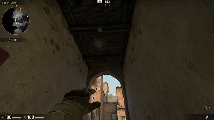 Przykładowo, przechodząc na miejsce podłożenia bomby B na mapie The Dust II możesz rzucić granatem błyskowo-hukowym w pełnym biegu w taki sposób, aby wybuch nastąpił za Twoimi plecami gdy tylko wyjdziesz z tunelu - Granaty | CS GO - CS GO - poradnik do gry
