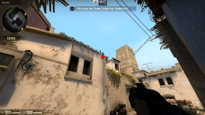Ustaw się plecami do ściany we wskazanym miejscu i wyceluj w oznaczony na obrazku punkt - Mirage | Mapy turniejowe | CS GO - CS GO - poradnik do gry