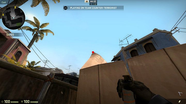 Ustawiając celownik nieco bardziej z prawej strony, na samym czubku odgiętej części kartonu możesz wykonać kolejny przydatny rzut - Mirage | Mapy turniejowe | CS GO - CS GO - poradnik do gry