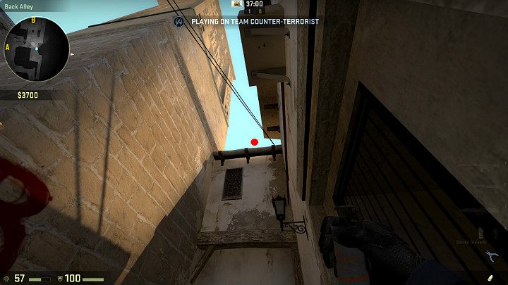 Ustaw się w wyznaczonym miejscu, zaraz obok drzwi i wyceluj w zaznaczony na obrazku punktu - Mirage | Mapy turniejowe | CS GO - CS GO - poradnik do gry