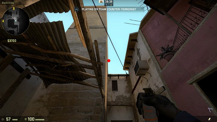 Ustaw się zaraz obok drewnianego filara i wyceluj w zaznaczony punkt po czym zwolnij rzut korzystając z LPM - Mirage | Mapy turniejowe | CS GO - CS GO - poradnik do gry