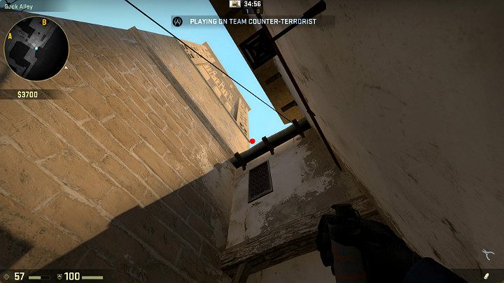 Stań w wyznaczonym miejscu, zaraz pod kinkietem i wyceluj w oznaczony punkt - Mirage | Mapy turniejowe | CS GO - CS GO - poradnik do gry