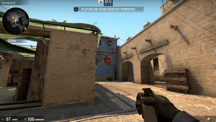 Powyższy rzut możesz wykonać w biegu, w trakcie wchodzenia na punkt podłożenia bomby B - Mirage | Mapy turniejowe | CS GO - CS GO - poradnik do gry
