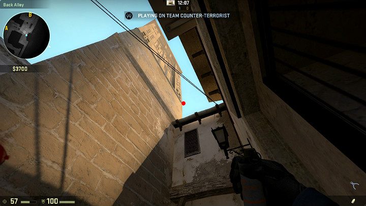 Ustaw się zaraz obok drzwi i wyceluj w oznaczony na obrazku punkt - Mirage | Mapy turniejowe | CS GO - CS GO - poradnik do gry