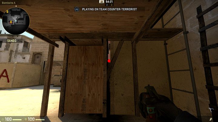 Stojąc pod drewnianym pomostem możesz wykonać bardzo sprytny rzut celuj w oznaczone na obrazku miejsce i zwalniając rzut LPM - Mirage | Mapy turniejowe | CS GO - CS GO - poradnik do gry