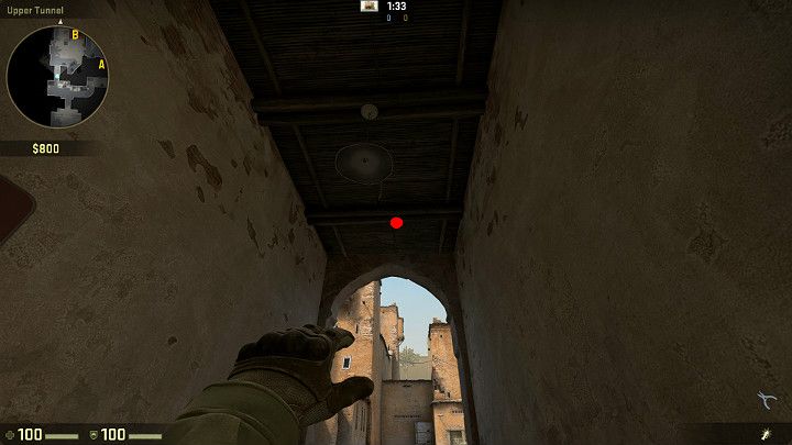 Idąc tunelem w stronę miejsca podłożenia bomby B możesz wycelować granatem w sufit i wyrzucić go przy pomocy LPM w trakcie ruchu - Dust 2 | Mapy Turniejowe | CS GO - CS GO - poradnik do gry