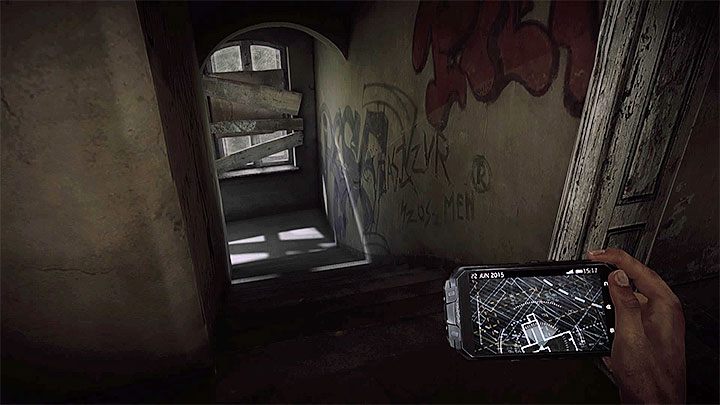 Po zastrzeleniu pacjenta rozejrzyj się po okolicy za klatką schodową i skorzystaj z pokazanych na obrazku schodów żeby zejść na dół - Szpital psychiatryczny - budynek B | Ukryte wspomnienia | Get Even - Get Even - poradnik do gry