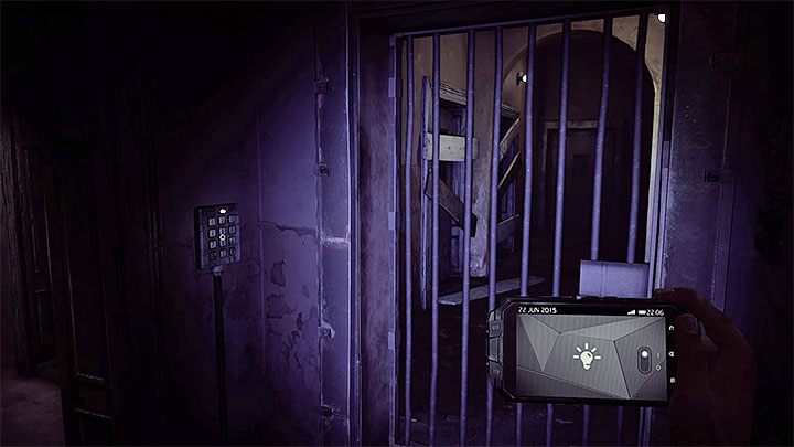 Skręć w prawo, przejdź obok manekina z rękami uniesionymi ku niebu i dotrzyj do pokazanej na obrazku zamkniętej bramki - Szpital psychiatryczny - budynek C | Ukryte wspomnienia | Get Even - Get Even - poradnik do gry