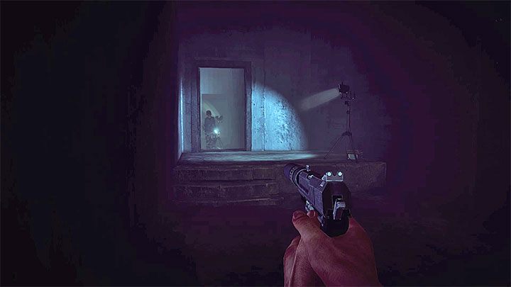 Przedostatni przeciwnik jest najbardziej problematyczny, gdyż patroluje on okoliczne korytarze (powyższy obrazek) - Nienamierzalny | Osiągnięcia i trofea Get Even - Get Even - poradnik do gry