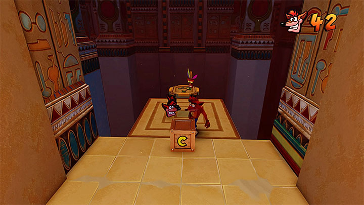 W kolejnym korytarzu uważaj na oświetlone punkty na ziemi, które aktywują pułapki, oraz na zielone skrzynie z nitrogliceryną - Sphynxinator | Crash Bandicoot 3 | Opis przejścia | Crash N. Sane Trilogy - Crash Bandicoot N. Sane Trilogy - poradnik do gry