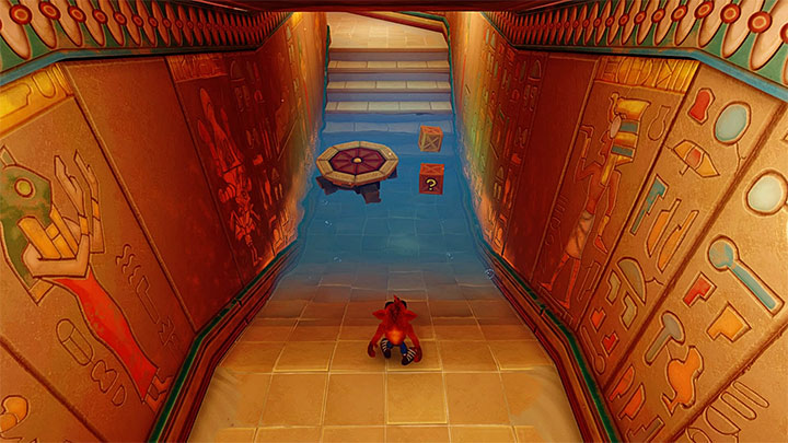 Pozbądź się pierwszego żuka (lub przeskocz nad nim) i dotrzyj do obrotowego mechanizmu - Tomb Wader | Crash Bandicoot 3 | Opis przejścia | Crash N. Sane Trilogy - Crash Bandicoot N. Sane Trilogy - poradnik do gry