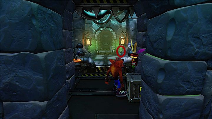 Uderzenie w skrzynię z wykrzyknikiem otworzy przejście do nowego pomieszczenia z powyższego obrazka - The Lab | Cortex Island | Opis przejścia | Crash N. Sane Trilogy - Crash Bandicoot N. Sane Trilogy - poradnik do gry
