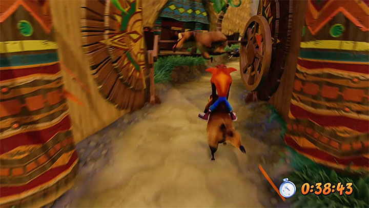 W końcowej części przejażdżki napotkasz nową odmianę przeszkód - będą to prosiaki zawieszone na ruszcie - Hog Wild | Crash Bandicoot - N. Sanity Island - Crash Bandicoot N. Sane Trilogy - poradnik do gry
