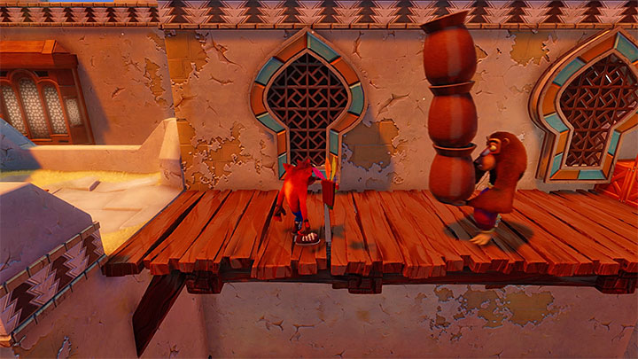 Wykonaj kilka skoków i odbić żeby dotrzeć na dach pierwszego budynku - Hang Em High | Crash Bandicoot 3 | Opis przejścia - Crash Bandicoot N. Sane Trilogy - poradnik do gry