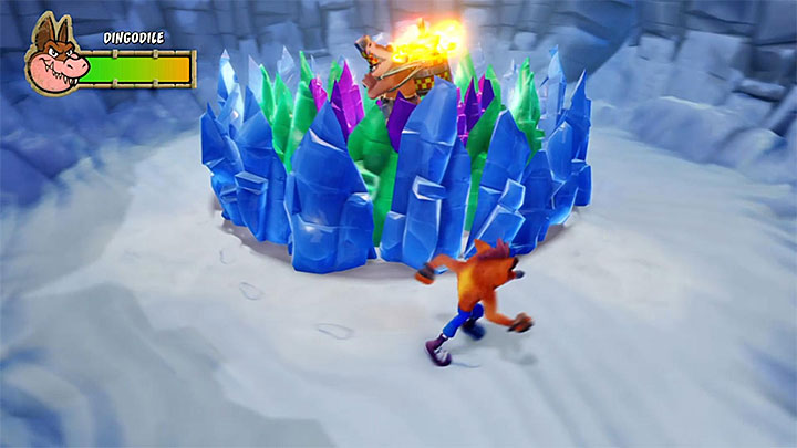 Dingodile w trakcie tego pojedynku będzie używał miotacza, przy czym zawsze rozpocznie on od przystąpienia do bombardowania okolicy - Pentas Revenge | Crash Bandicoot 3 | Trofea - Crash Bandicoot N. Sane Trilogy - poradnik do gry