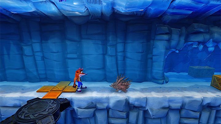 Tuż po rozpoczęciu etapu zacznij ślizgać się po lodzie i w odpowiednim momencie wykonaj skok żeby ominąć przepaść - Snow Biz | Ice Warp Room | Opis przejścia | Crash Bandicoot N. Sane Trilogy - Crash Bandicoot N. Sane Trilogy - poradnik do gry
