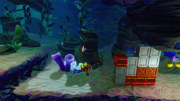 Musisz teraz wyruszyć z powrotem w lewo, gdyż dzięki trafieniu w skrzynię z wykrzyknikiem odblokowana została mijana wcześniej sekretna ścieżka - Deep Trouble | Crash Bandicoot 3 | Opis przejścia | Crash N. Sane Trilogy - Crash Bandicoot N. Sane Trilogy - poradnik do gry