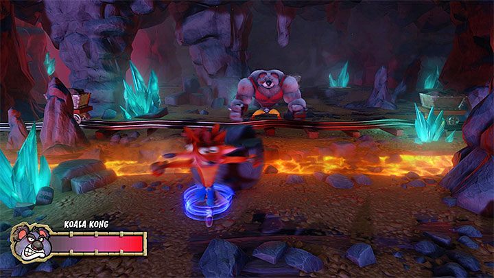 Odeślij duży głaz do bossa żeby go zranić (tylko jeśli głaz nie zderzy się z przejeżdżającym wagonikiem) - Koala Kong | Crash Bandicoot - walki z bossami - Crash Bandicoot N. Sane Trilogy - poradnik do gry