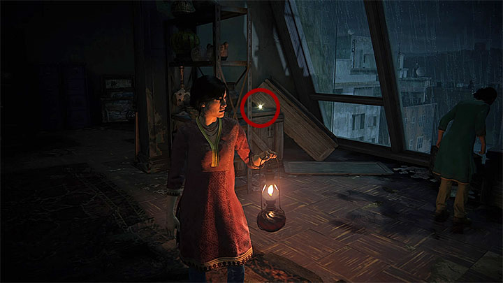 Na strychu znajduje się kilka interaktywnych artefaktów, aczkolwiek badanie ich jest w pełni opcjonalne - 2 - Infiltracja | Opis przejścia Uncharted Zaginione Dziedzictwo - Uncharted: Zaginione Dziedzictwo - poradnik do gry