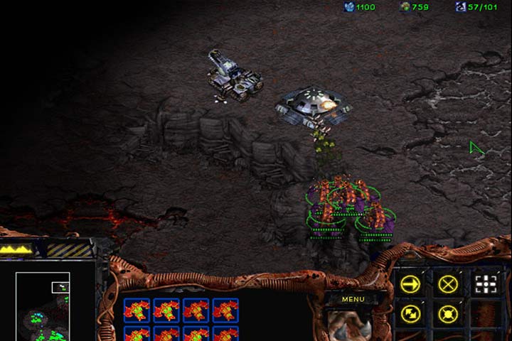 Przy prawej krawędzi znajduje się najsłabsza część bazy. Zaatakuj to miejsce lotnictwem i zrzuć desant. - Misja 3 - The New Dominion | Kampania Zergów | StarCraft Remastered - StarCraft: Remastered - poradnik do gry